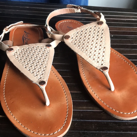 🚨B2G1 LUCKY BRAND Tan Like Leather Thong Toe Ankle Strap Sandals - Picture 1 of 7